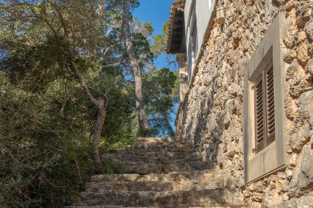 каменная лестница в Кала Фигера