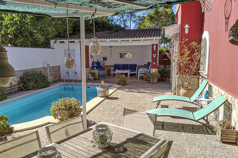 Уютная вилла с садом и бассейном в тихом районе в Эль Торо