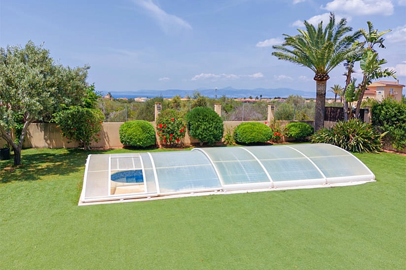 Прекрасная семейная вилла с бассейном и садом в Sa Torre 