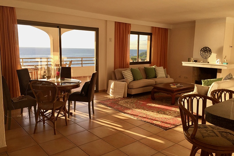 Эффектный пентхаус с 3 спальнями в Кала Виньес с панорамным видом на море.