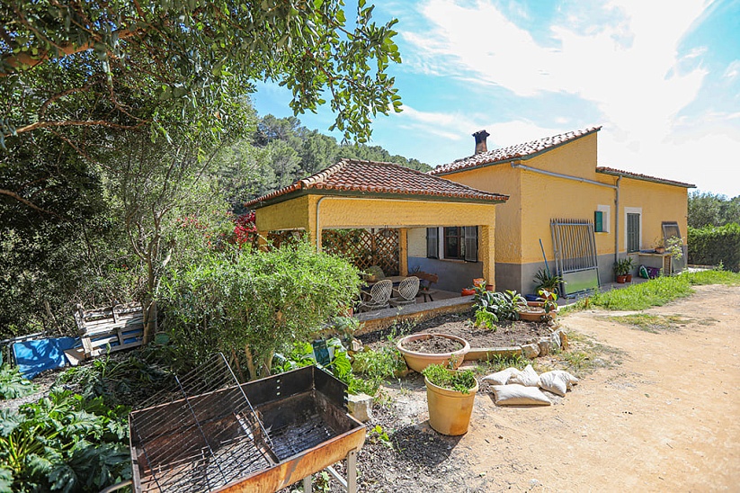 Семейный дом с садом в нескольких минутах пешком от моря в Sant Elm