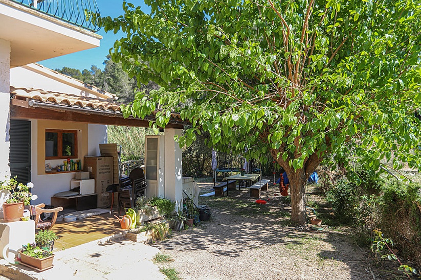 Семейный дом с садом в нескольких минутах пешком от моря в Sant Elm