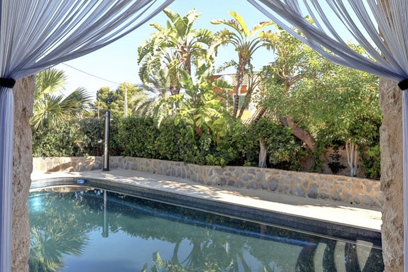 Уютная семейная вилла с садом и бассейном в El Toro
